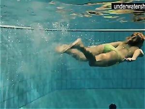 two mind-blowing amateurs demonstrating their bods off under water